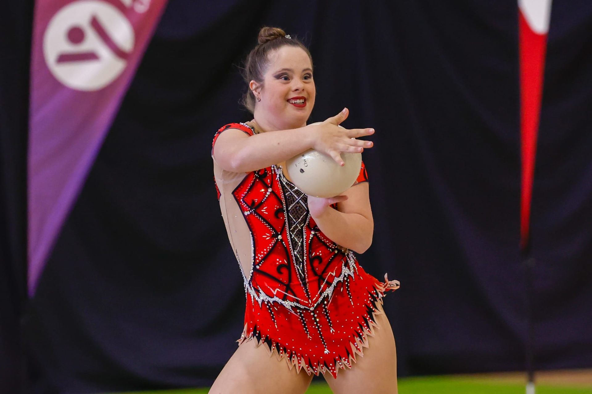Sara Marín, gimnasta rítmica, en competición con pelota