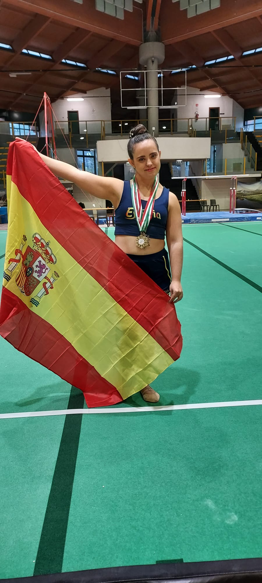 Retrato de María Díez Alberola con la bandera de España y medallas